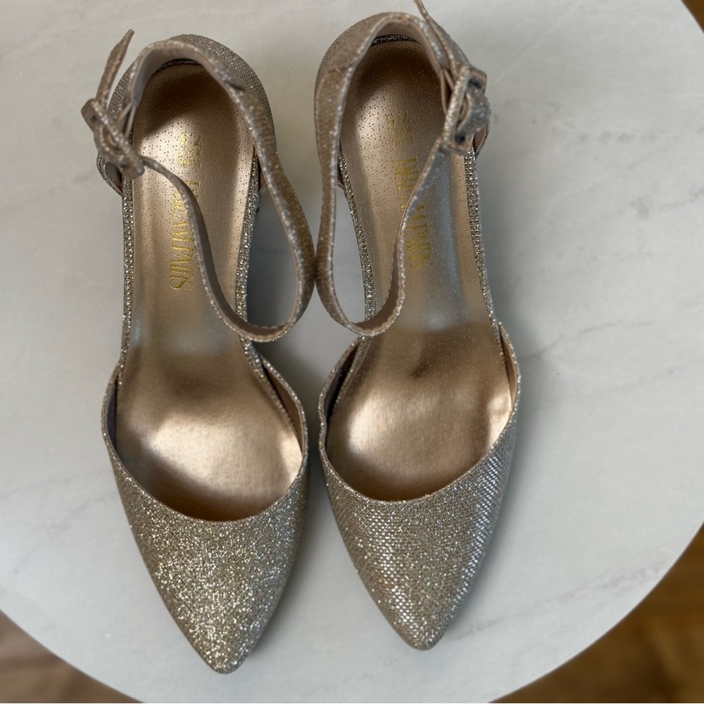 NWT Dream Pairs Gold Glitter Block Heels. 
Size 7.5   Box/dust bags included.